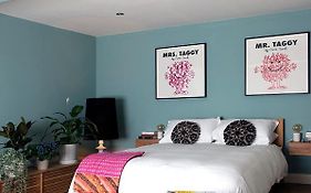 Central Hastings, Stylish-Luxe, Seaside Apartment.
